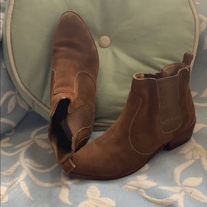 Vintage Gap size 9 tan suede ankle bootie
